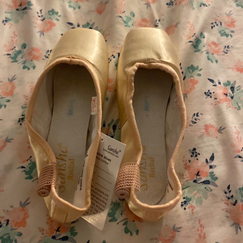 Sansha Recital Pointe Shoes New with tags: Size 8M